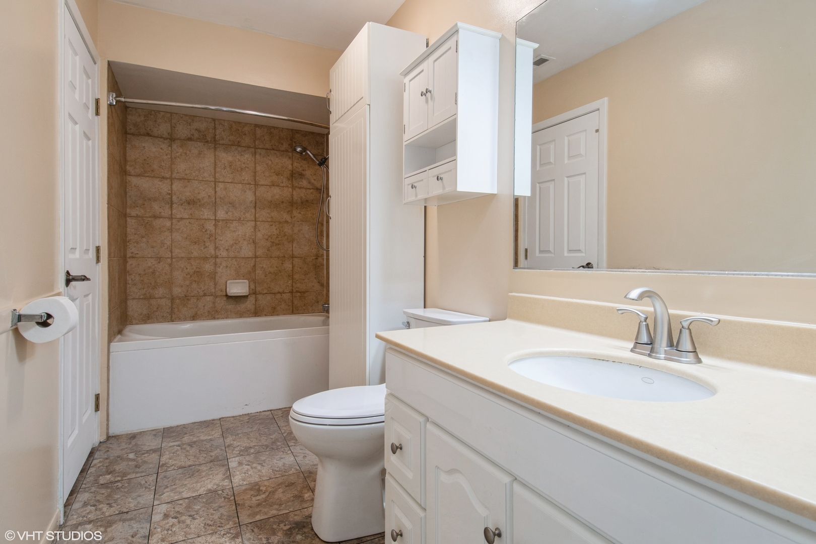 7010 Dover Court #203, Woodridge, IL 60517