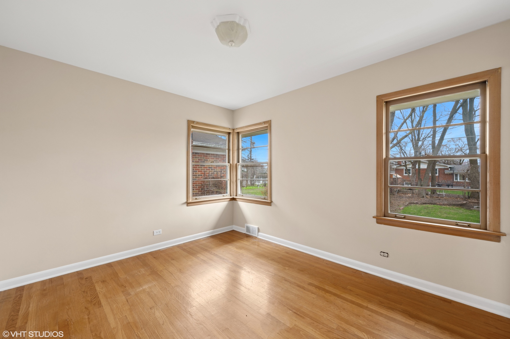 911 N Pine Avenue, Arlington Heights, IL 60004