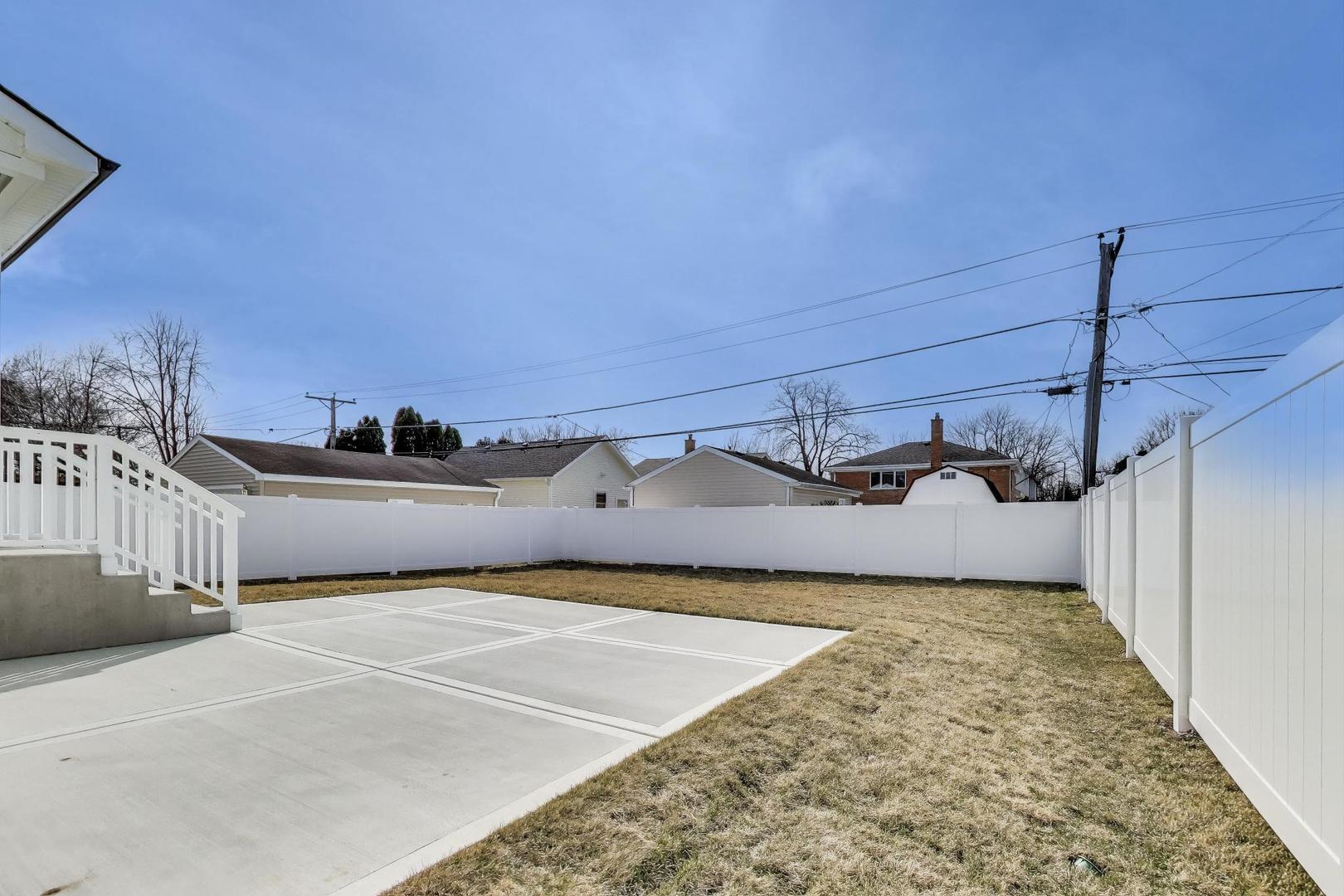 952 S Fairfield Avenue, Elmhurst, IL 60126