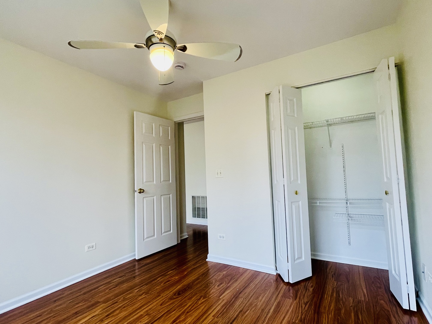 934 N Village Drive #4, Round Lake Beach, IL 60073