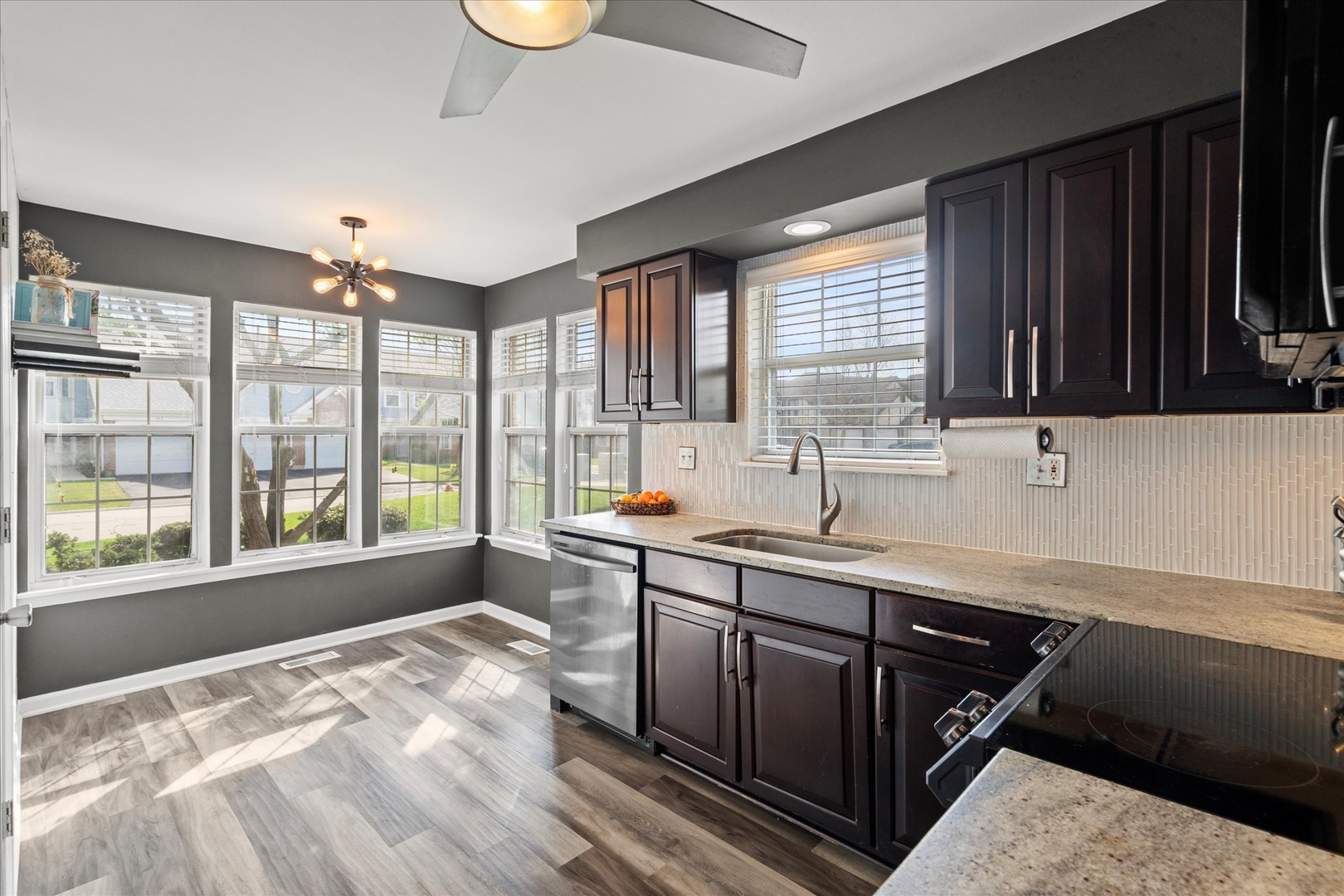 226 Green Knoll Lane #226, Streamwood, IL 60107