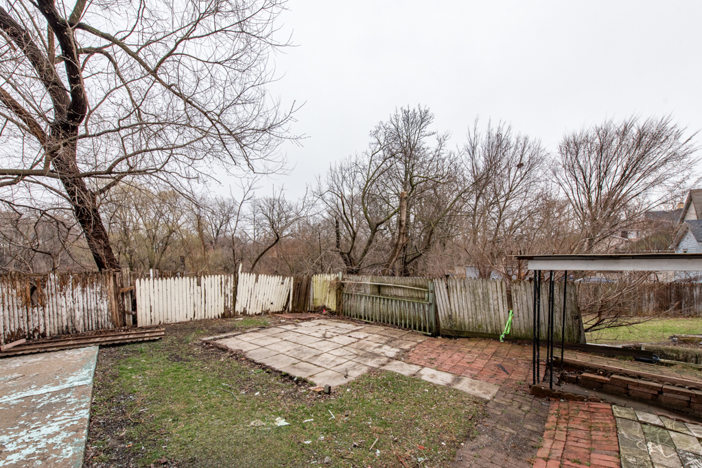 219 S Park Avenue, Waukegan, IL 60085