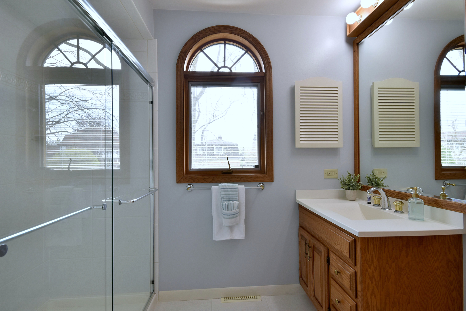 2407 E Sherwood Road, Arlington Heights, IL 60004