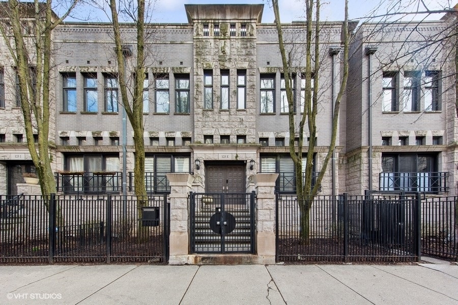 123 W Oak Street #K, Chicago, IL 60610