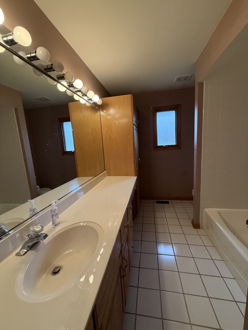 1079 Norwalk Road, Lemont, IL 60439