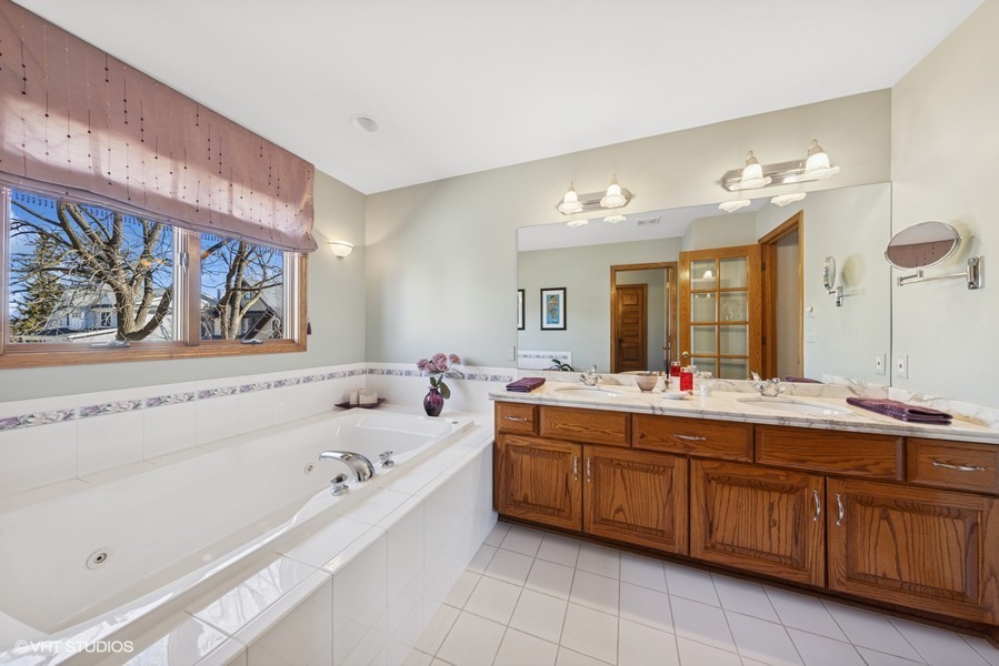477 Stagecoach Court, Glen Ellyn, IL 60137