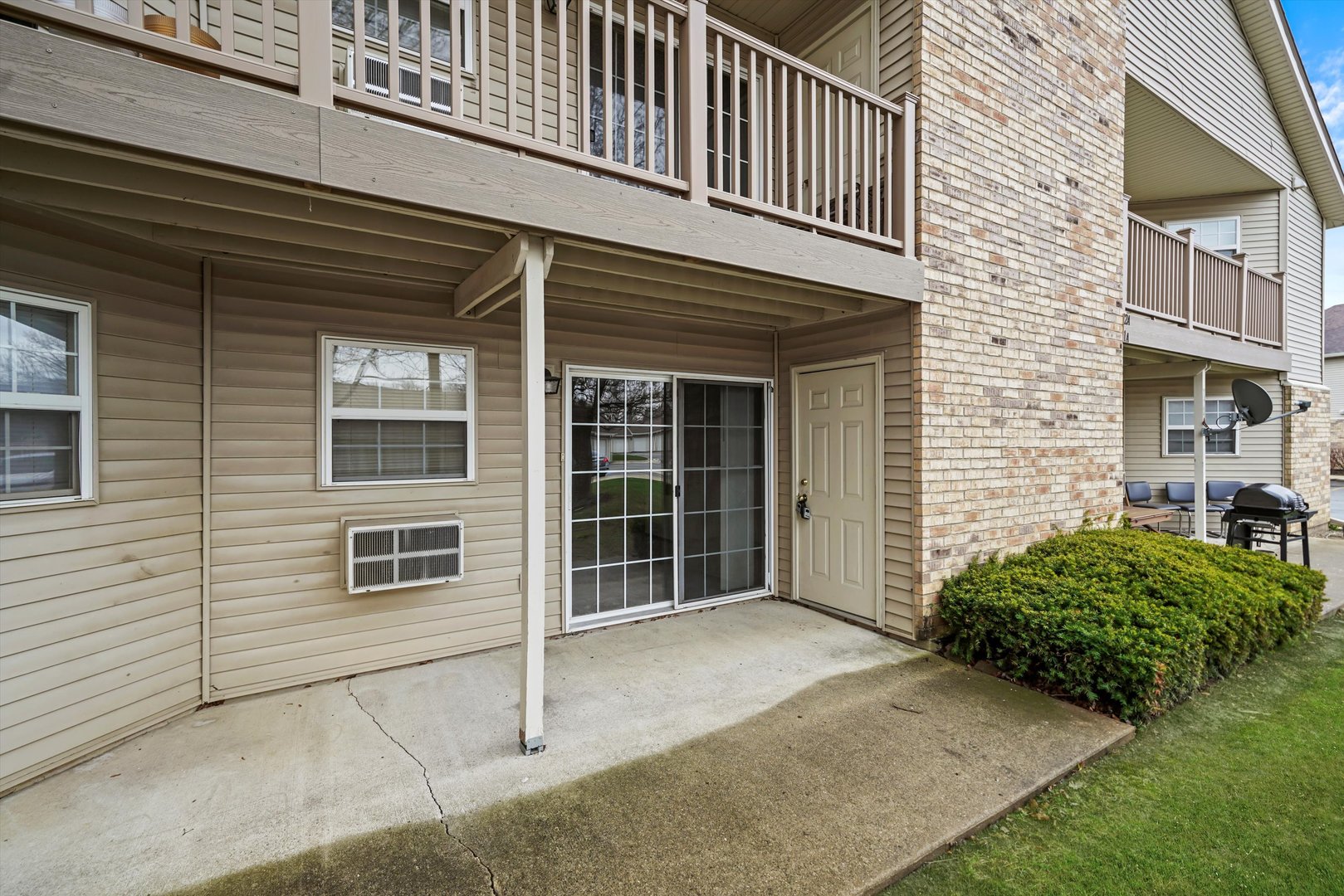1520 W Sand Bar Court #1B, Round Lake Beach, IL 60073