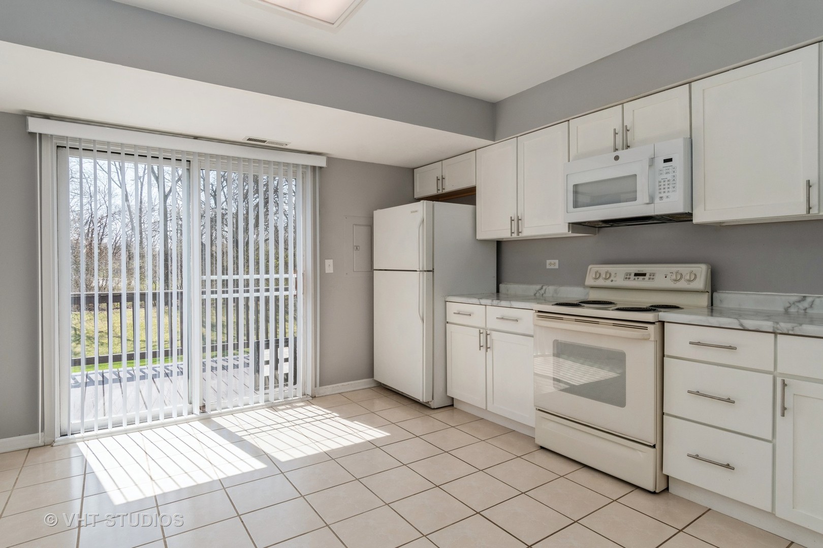 410 Kensington Court #410, Naperville, IL 60563