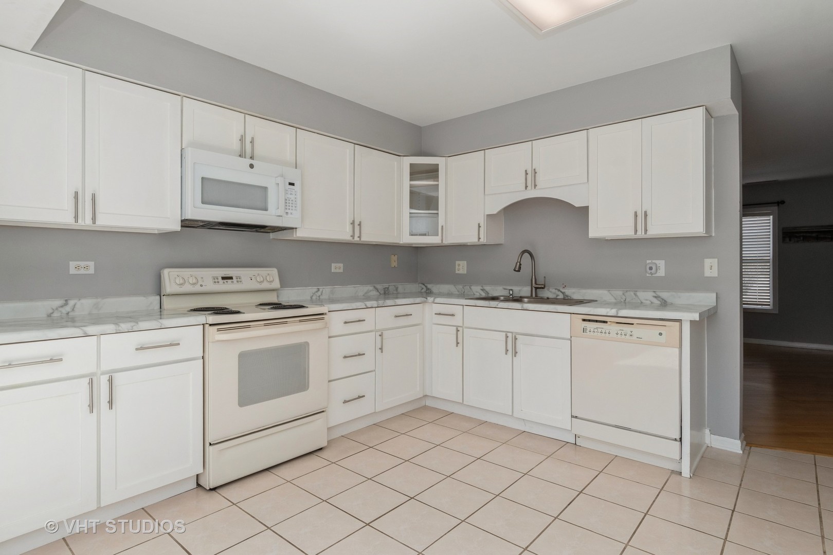 410 Kensington Court #410, Naperville, IL 60563