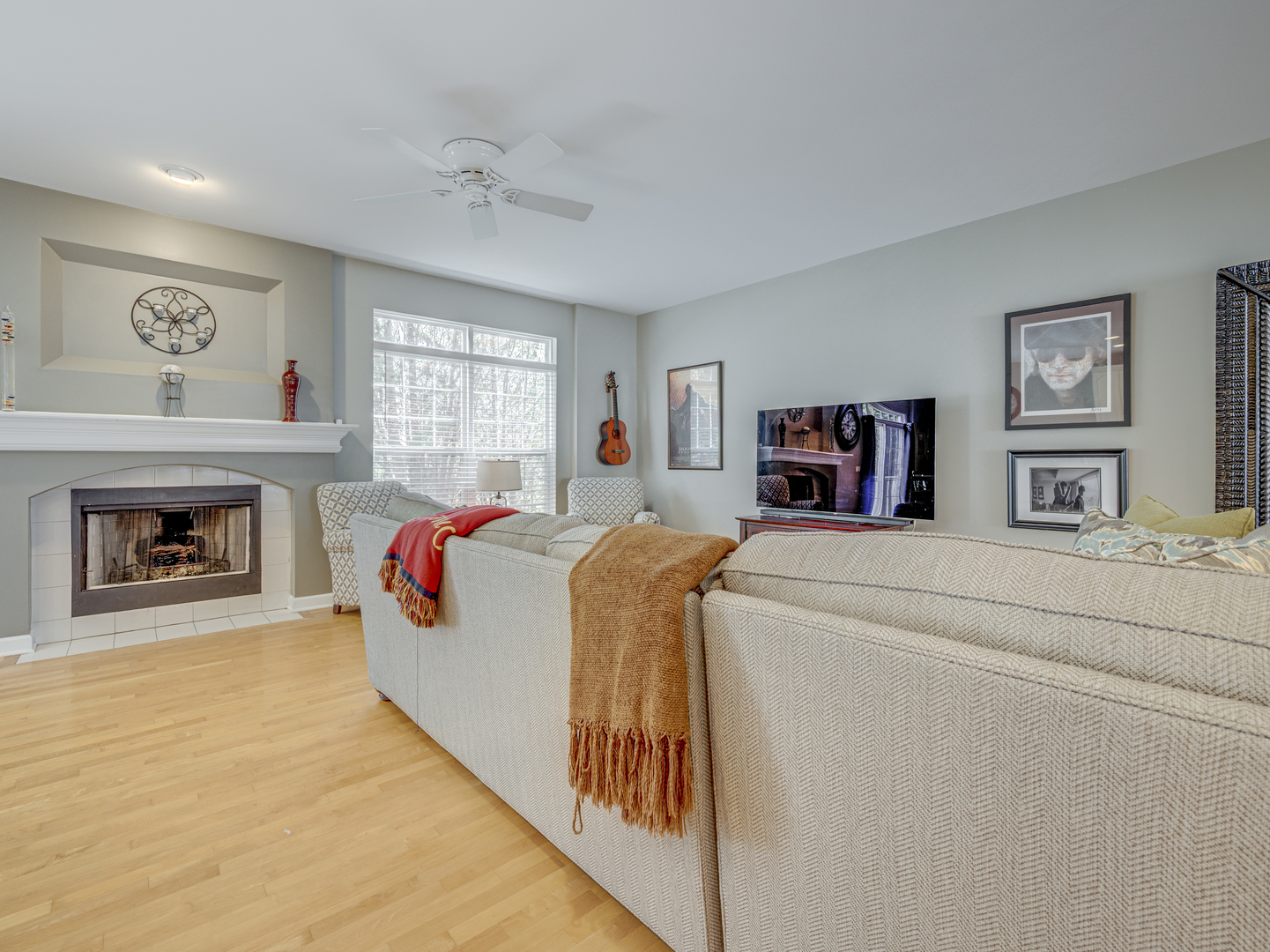 15 Oak Creek Court, North Aurora, IL 60542