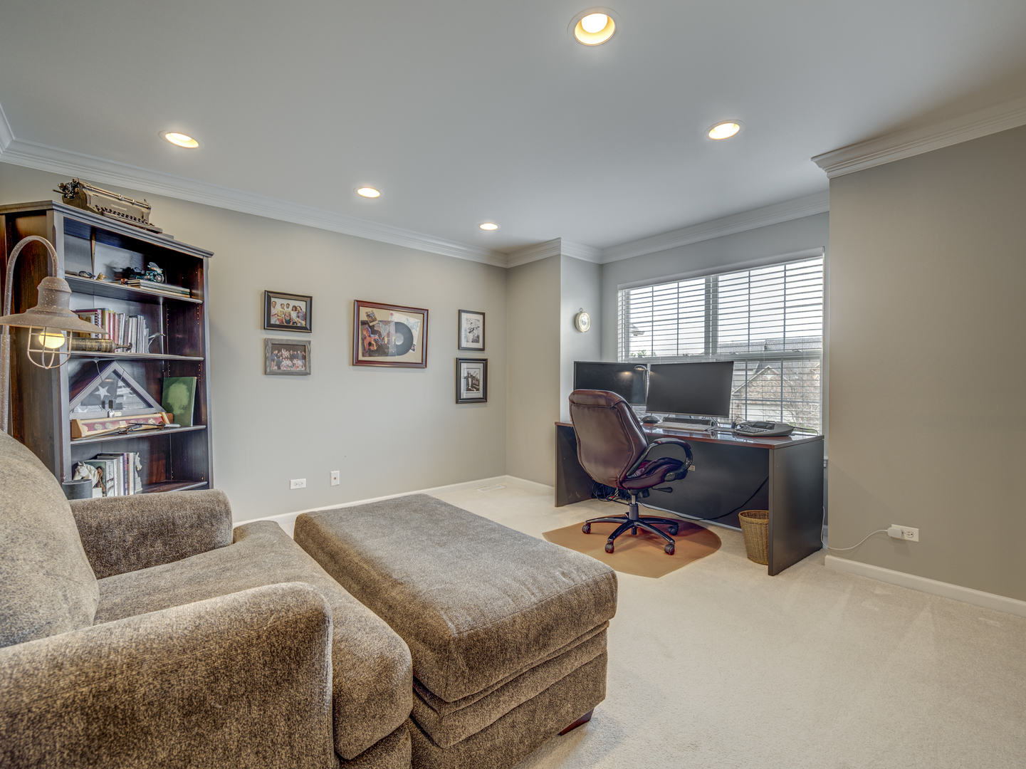 15 Oak Creek Court, North Aurora, IL 60542