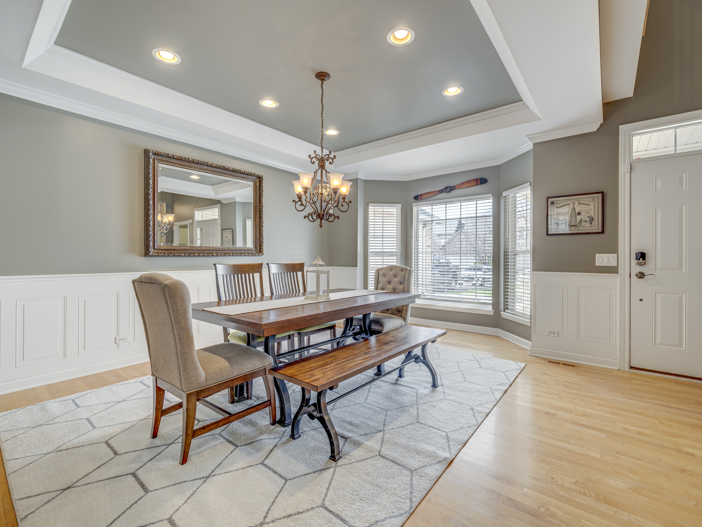 15 Oak Creek Court, North Aurora, IL 60542