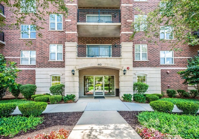 410 W Mahogany Court #512, Palatine, IL 60067