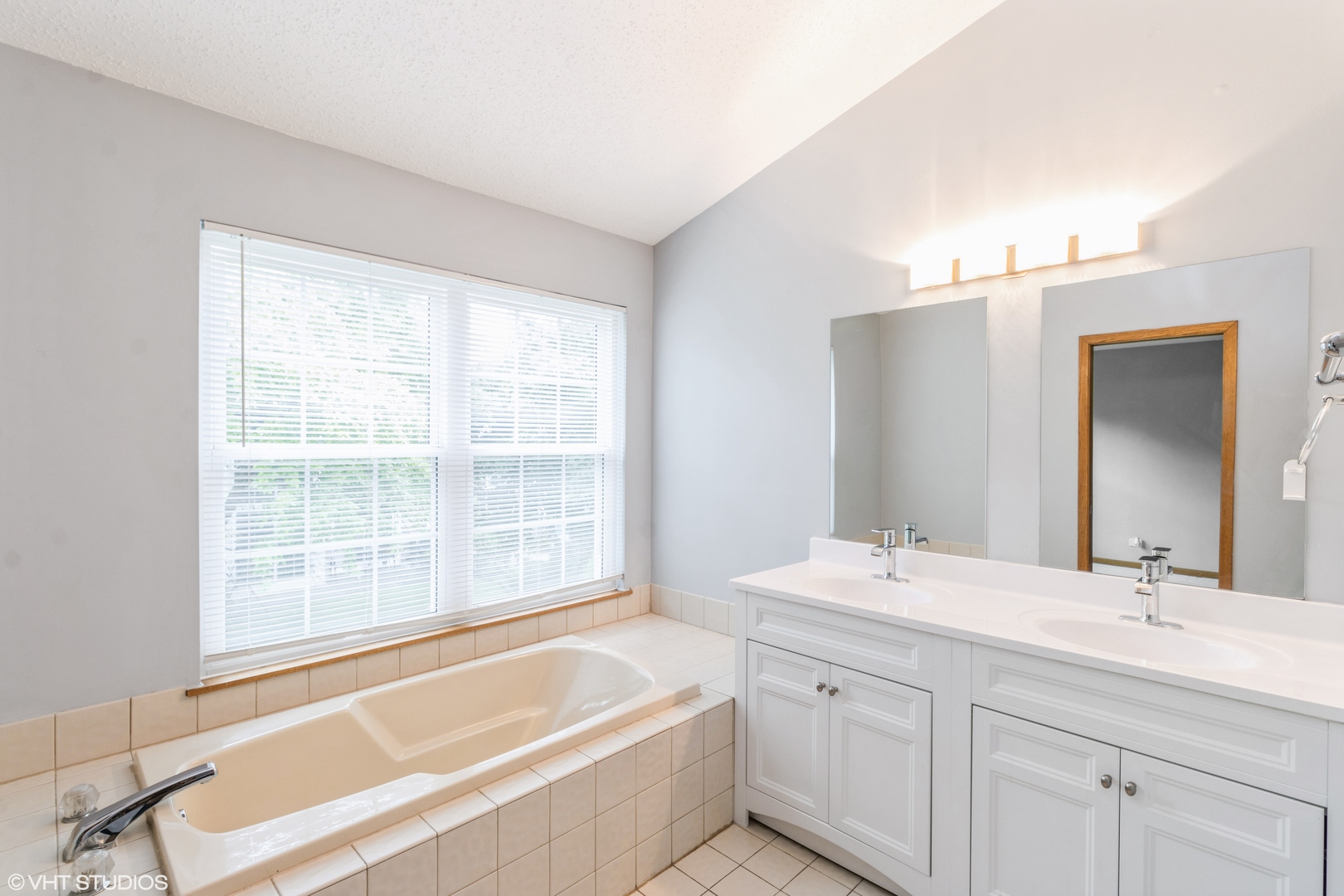 750 W Happfield Drive, Arlington Heights, IL 60004