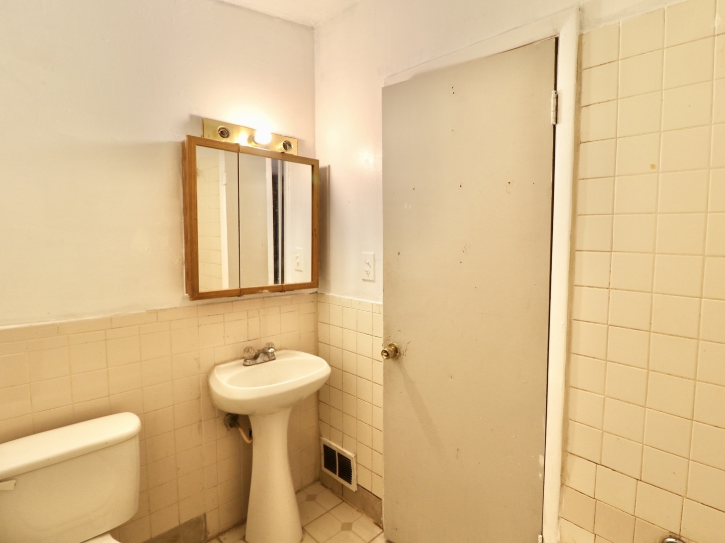 1370 FARGO Avenue #E, Des Plaines, IL 60018