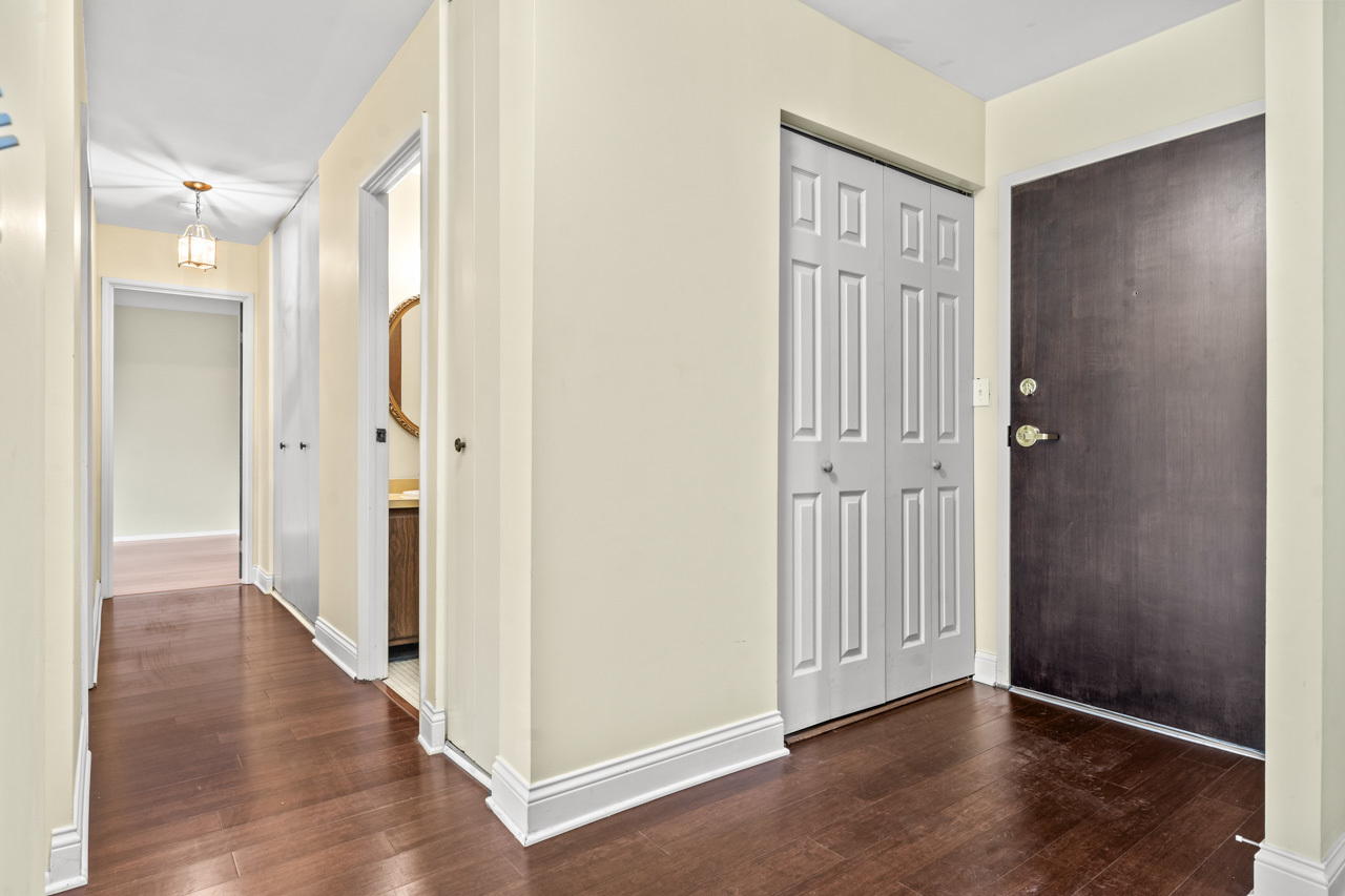 1101 S Hunt Club Drive #101, Mount Prospect, IL 60056