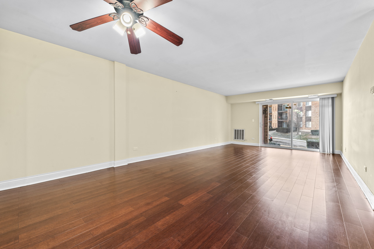 1101 S Hunt Club Drive #101, Mount Prospect, IL 60056