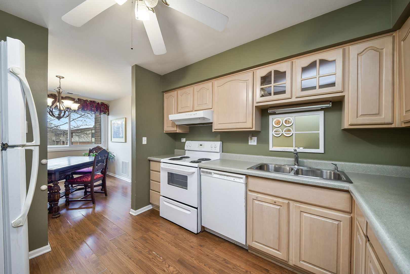 440 Raintree Drive #1Q, Glen Ellyn, IL 60137