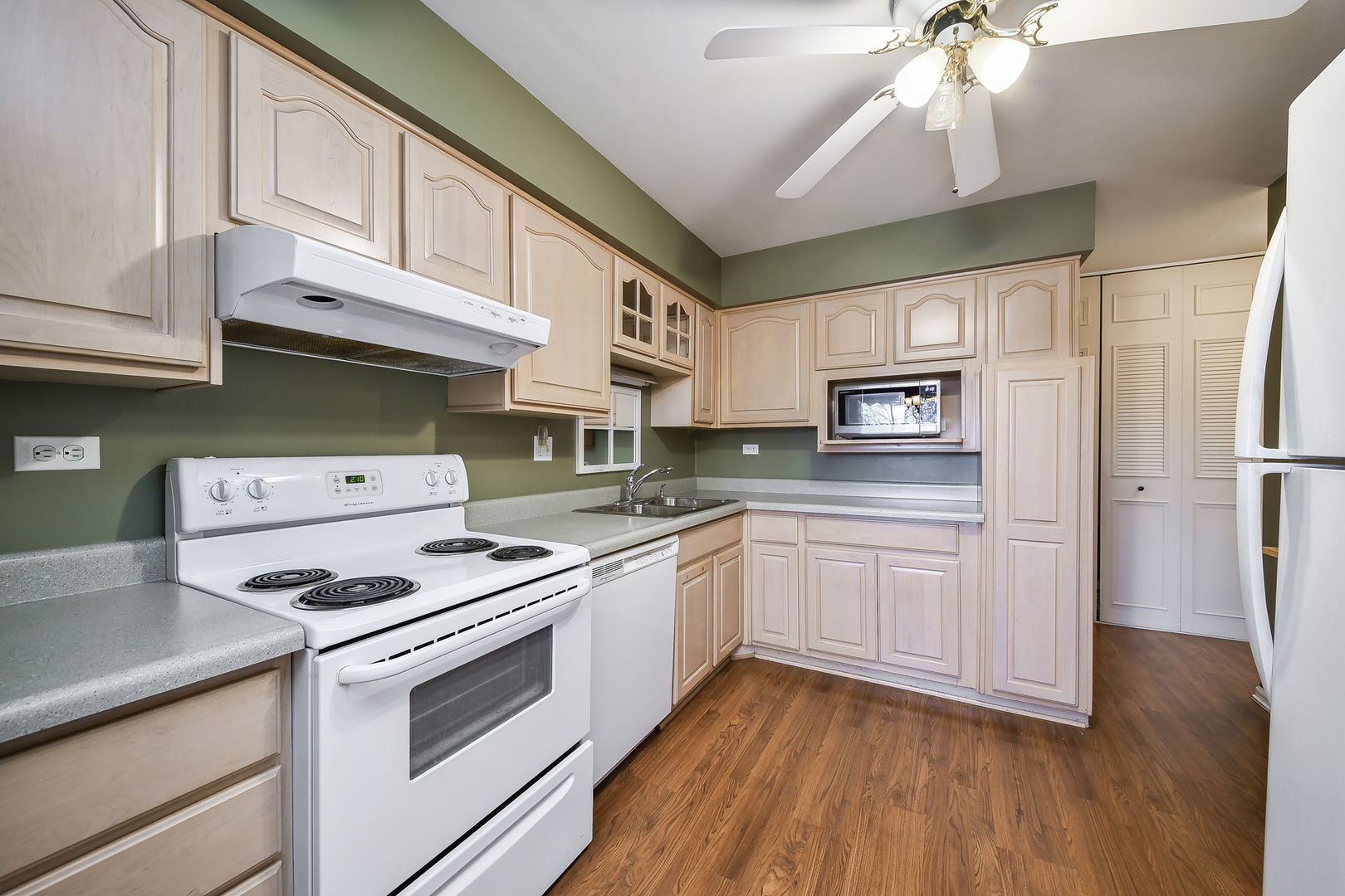 440 Raintree Drive #1Q, Glen Ellyn, IL 60137