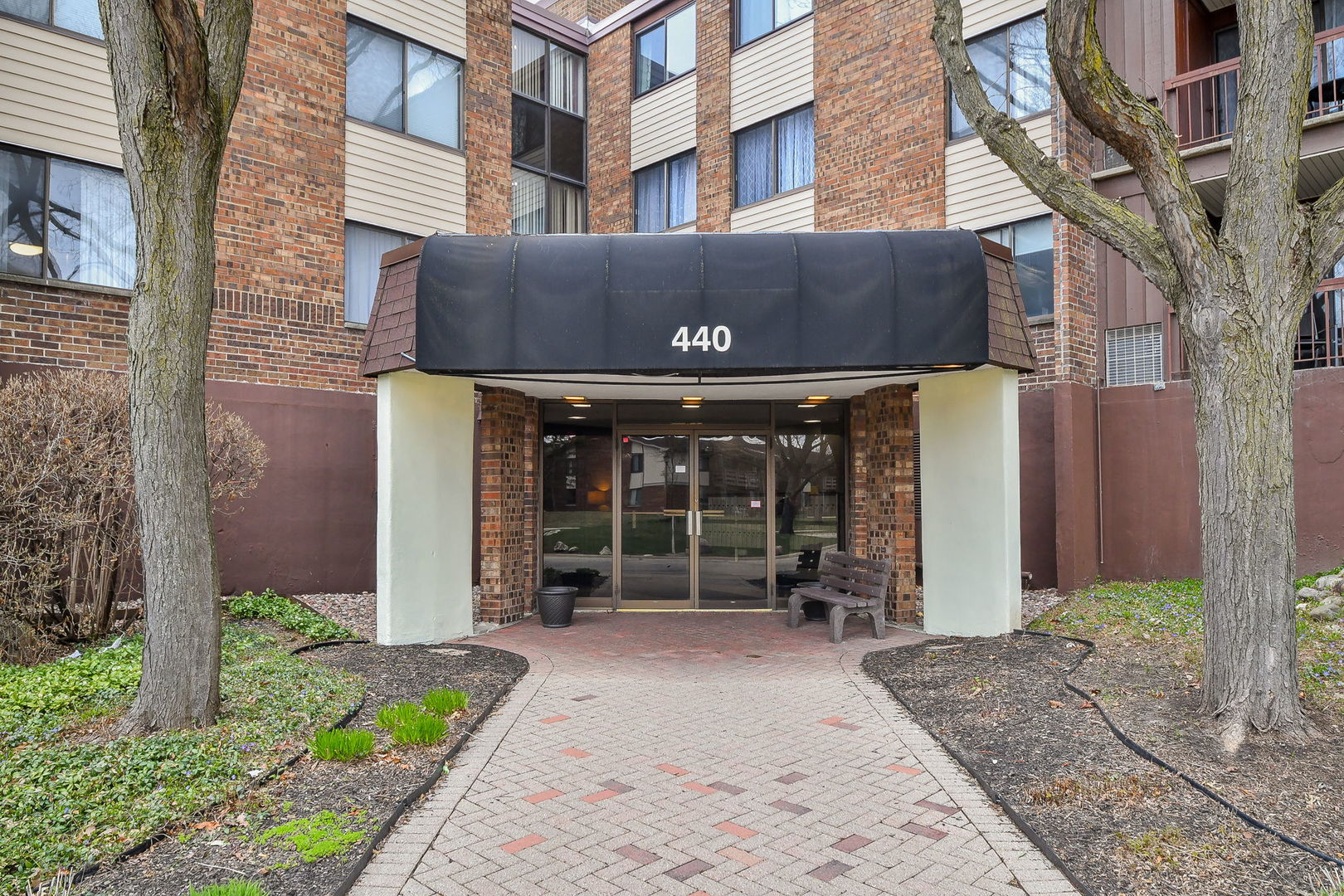 440 Raintree Drive #1Q, Glen Ellyn, IL 60137