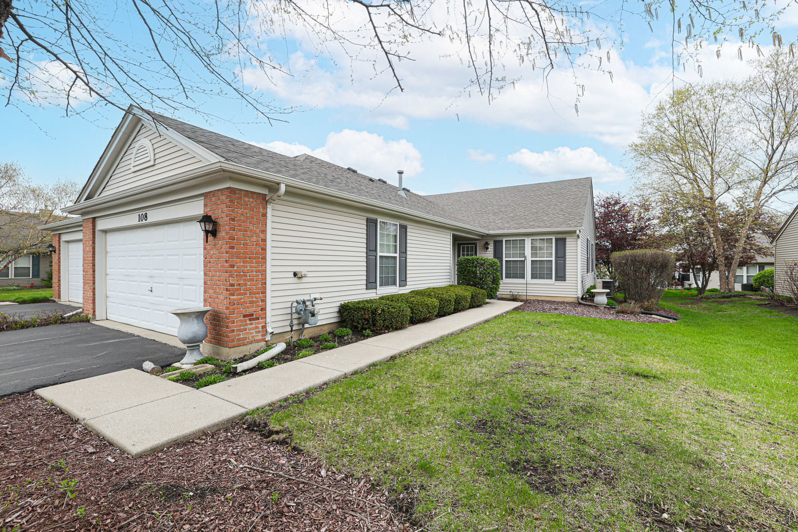 108 W Essington Drive #108, Round Lake, IL 60073