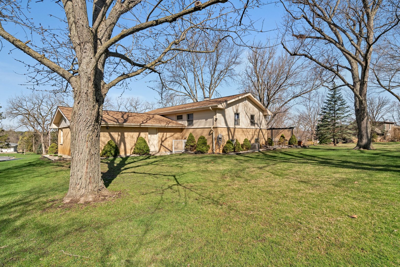 10S111 Leonard Drive, Willowbrook, IL 60527