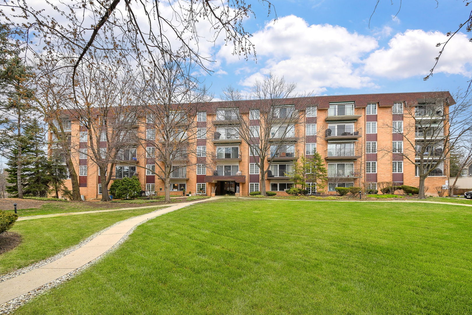 445 N Park Boulevard #4B, Glen Ellyn, IL 60137