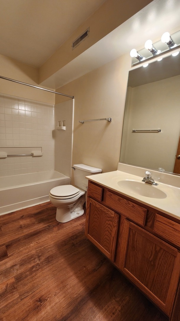 277 W TREEHOUSE Lane, Round Lake, IL 60073