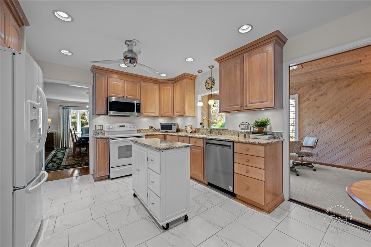 190 Lowell Avenue, Glen Ellyn, IL 60137