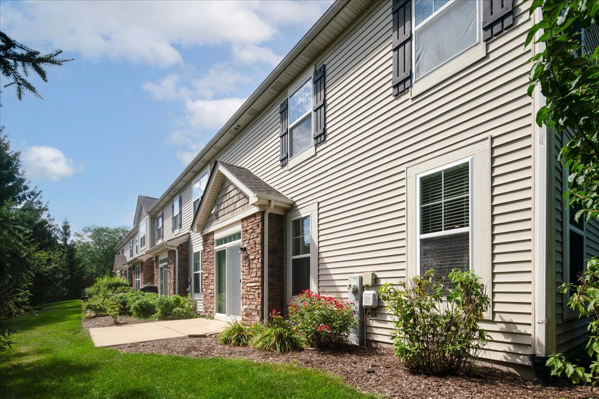 6N365 Whitmore Circle #A, St. Charles, IL 60174
