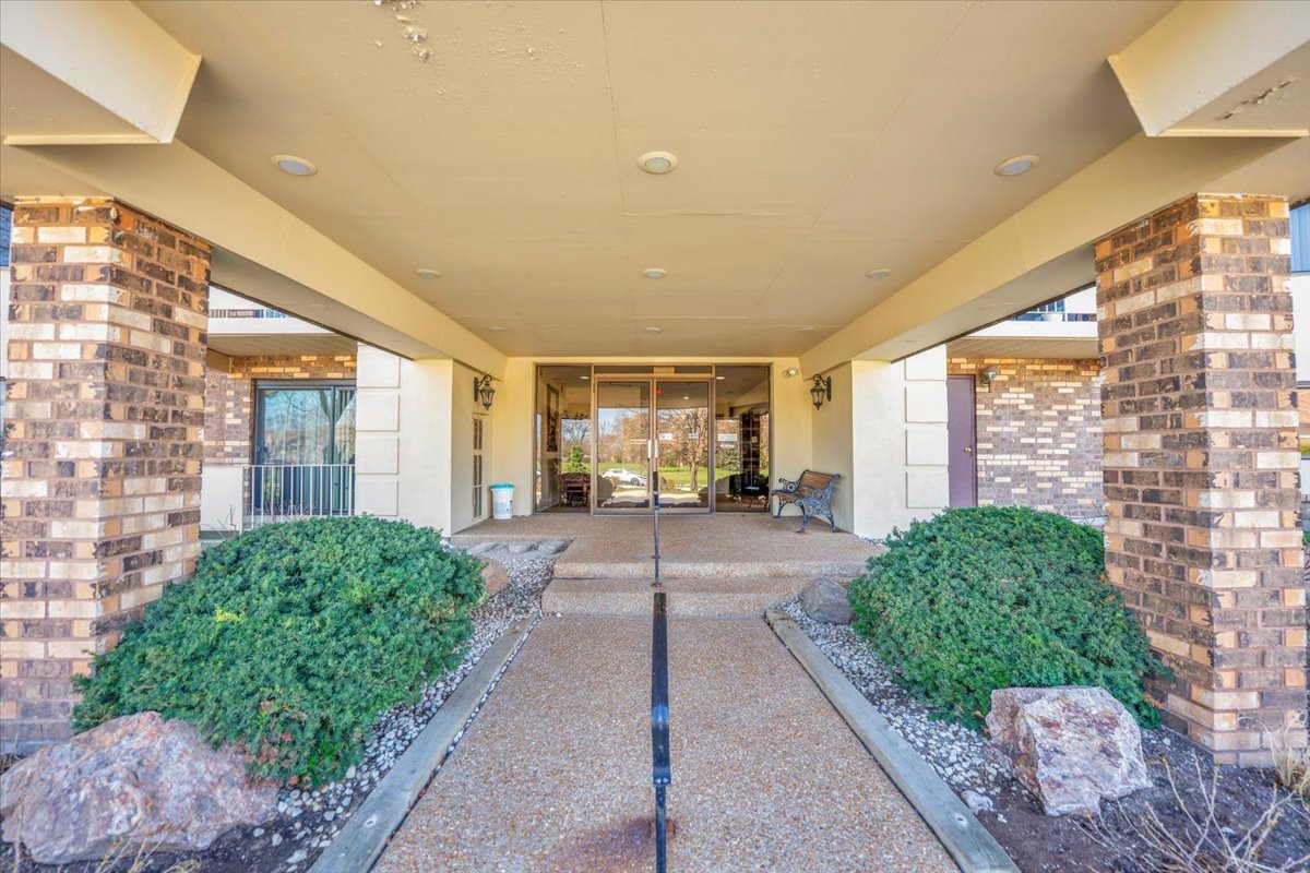 3350 N Carriageway Drive #114, Arlington Heights, IL 60004