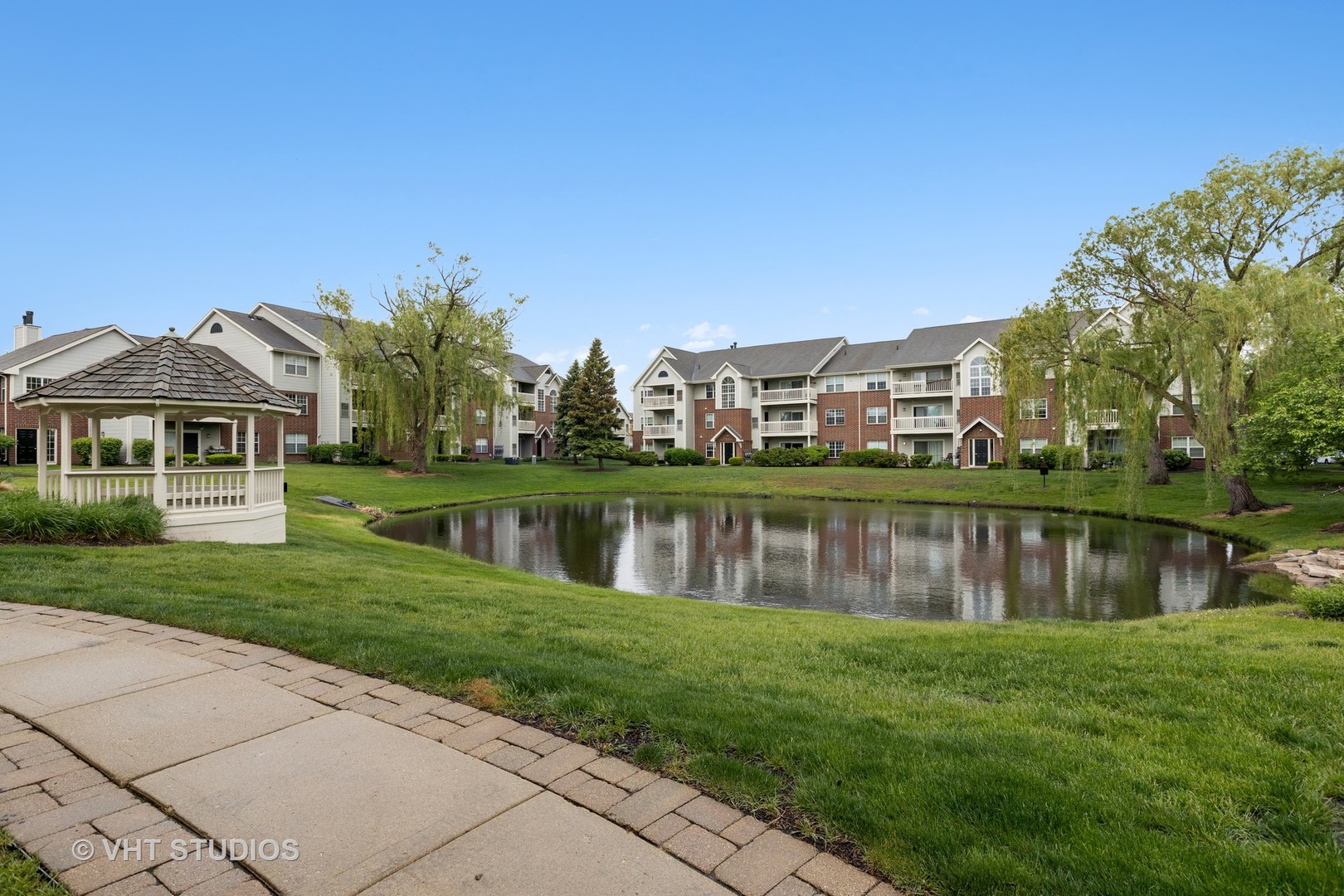 37 Kensington Circle #203, Wheaton, IL 60189