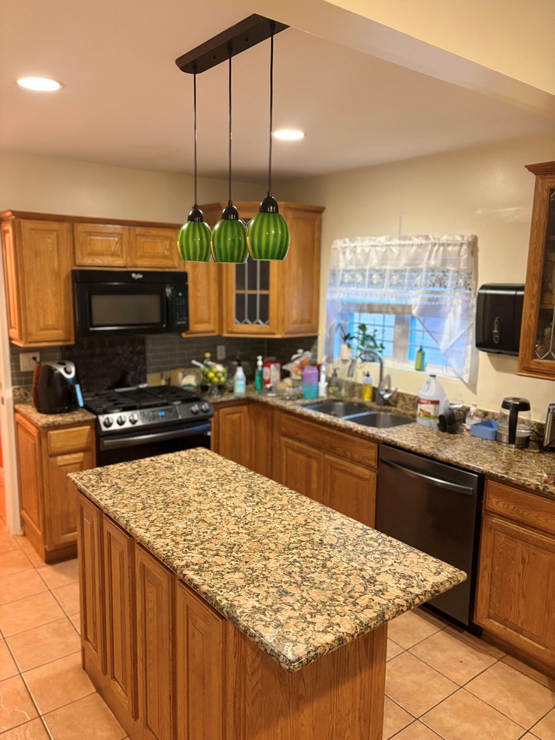 423 Hull Court, Waukegan, IL 60085