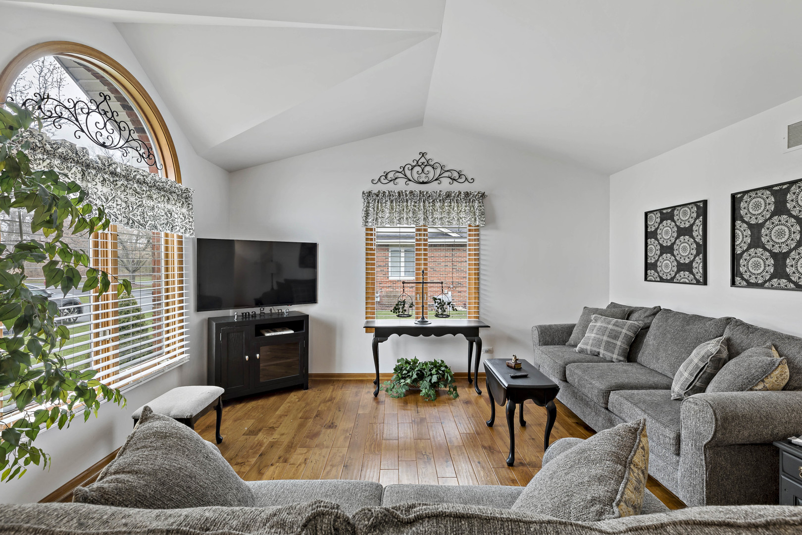 435 W Eden Lane, Crete, IL 60417