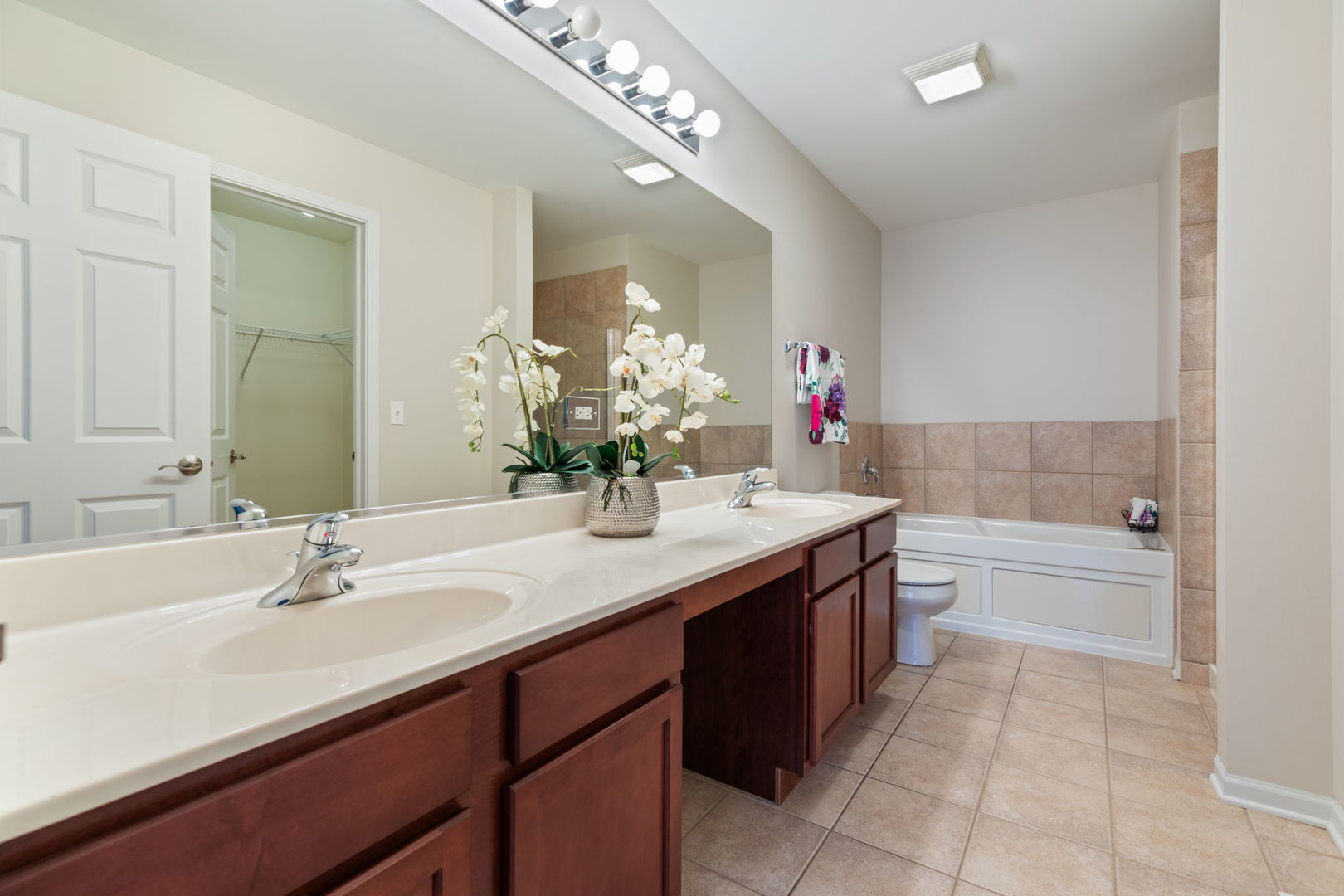 401 Vaughn Circle, Aurora, IL 60502