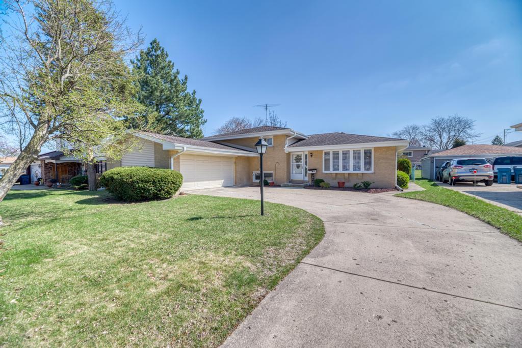 1735 W Woodland Avenue, Addison, IL 60101