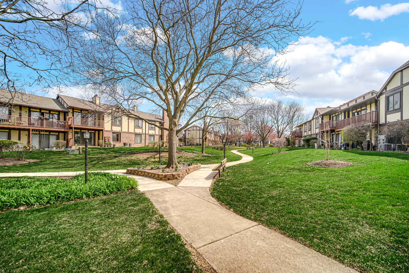 361 Sandhurst Circle #6, Glen Ellyn, IL 60137