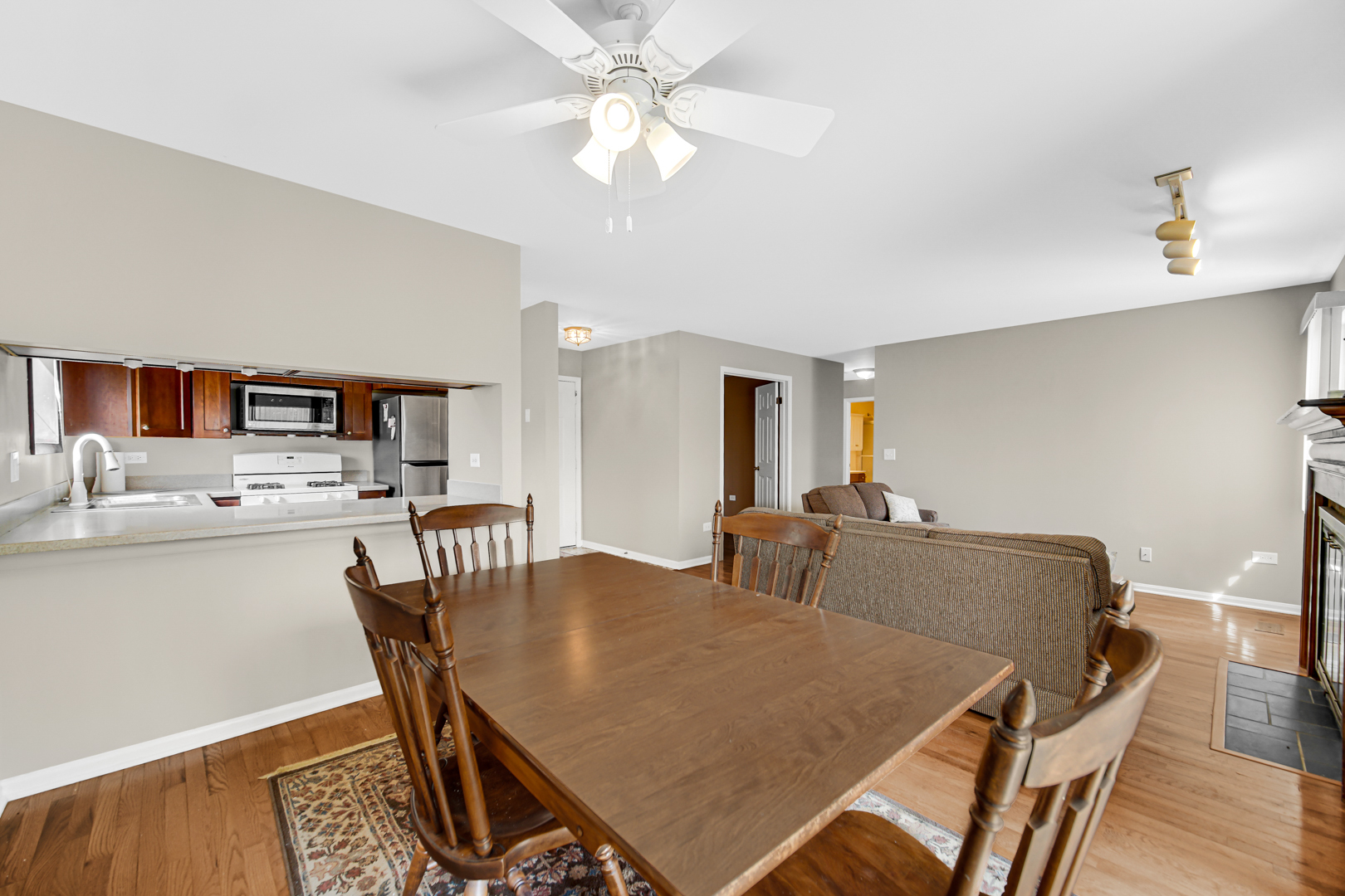 361 Sandhurst Circle #6, Glen Ellyn, IL 60137