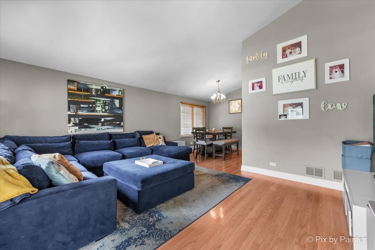 704 Circle Drive #704, Roselle, IL 60172