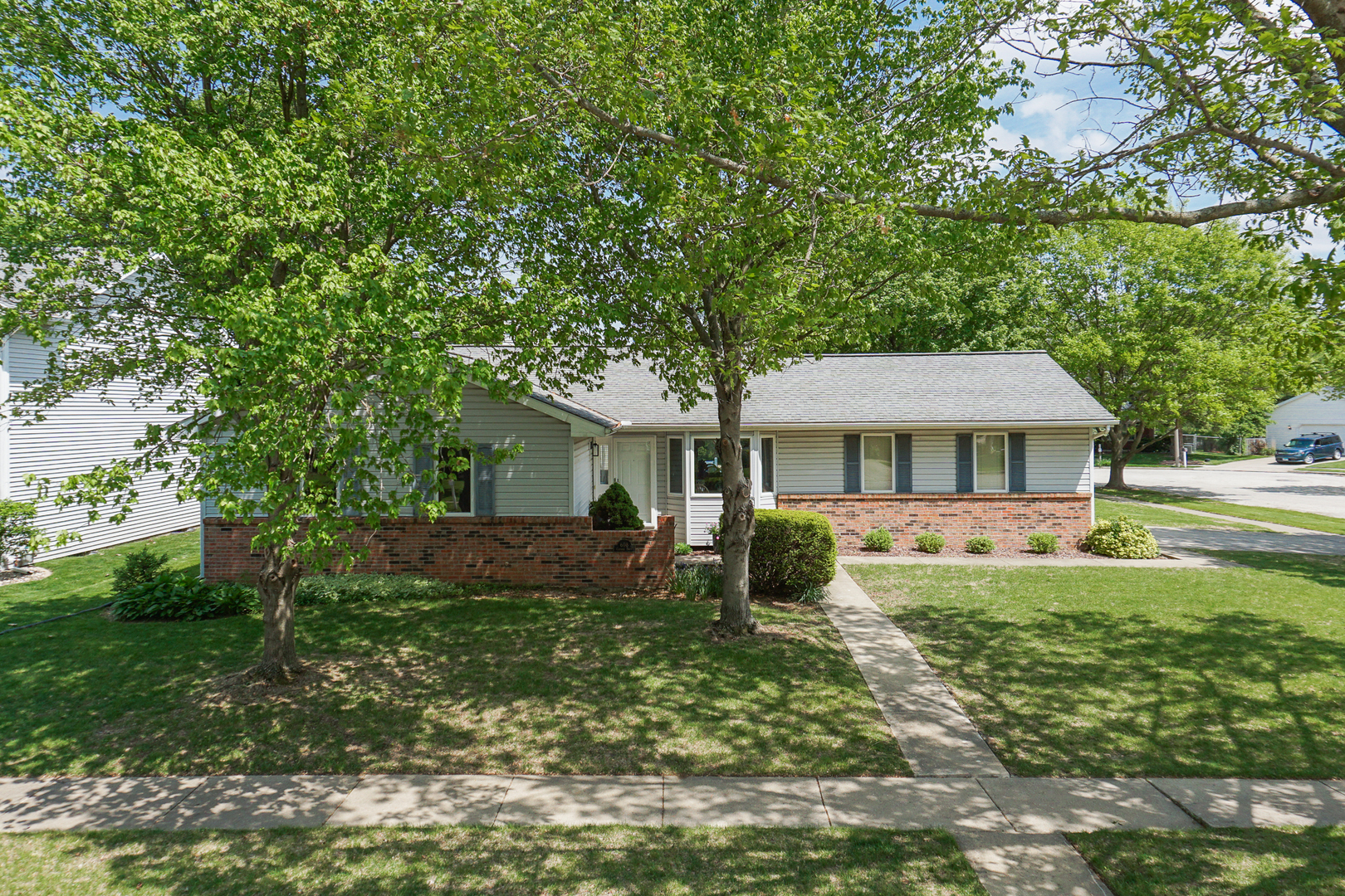 608 Cheshire Drive, Bloomington, IL 61704