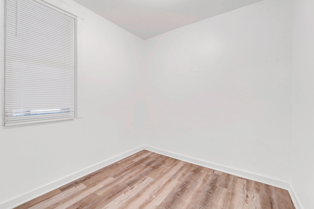 9024 S Houston Avenue, Chicago, IL 60617