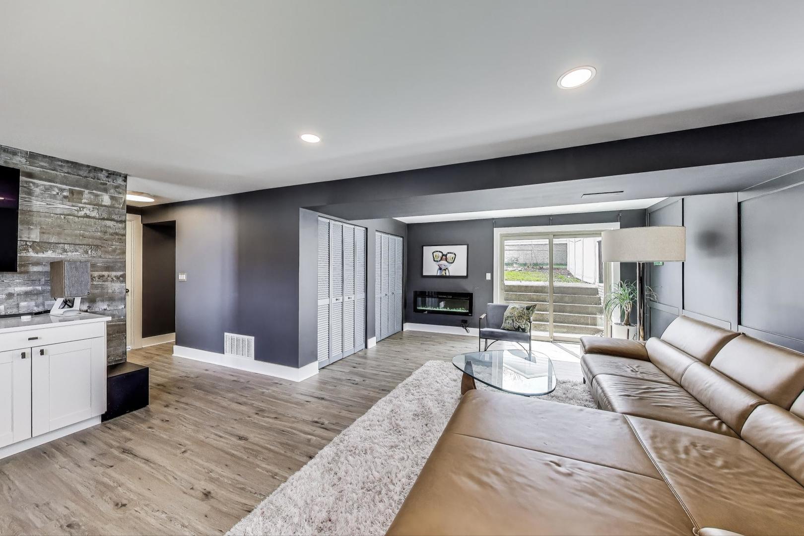 1533 HARTMANN Drive, Schaumburg, IL 60193