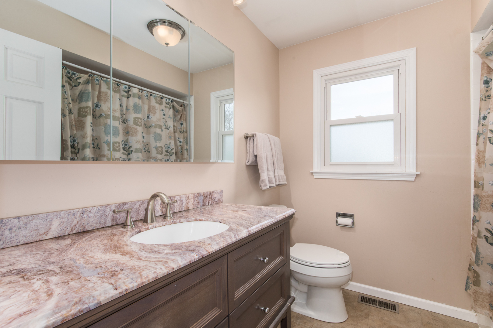 2111 N Brighton Place, Arlington Heights, IL 60004