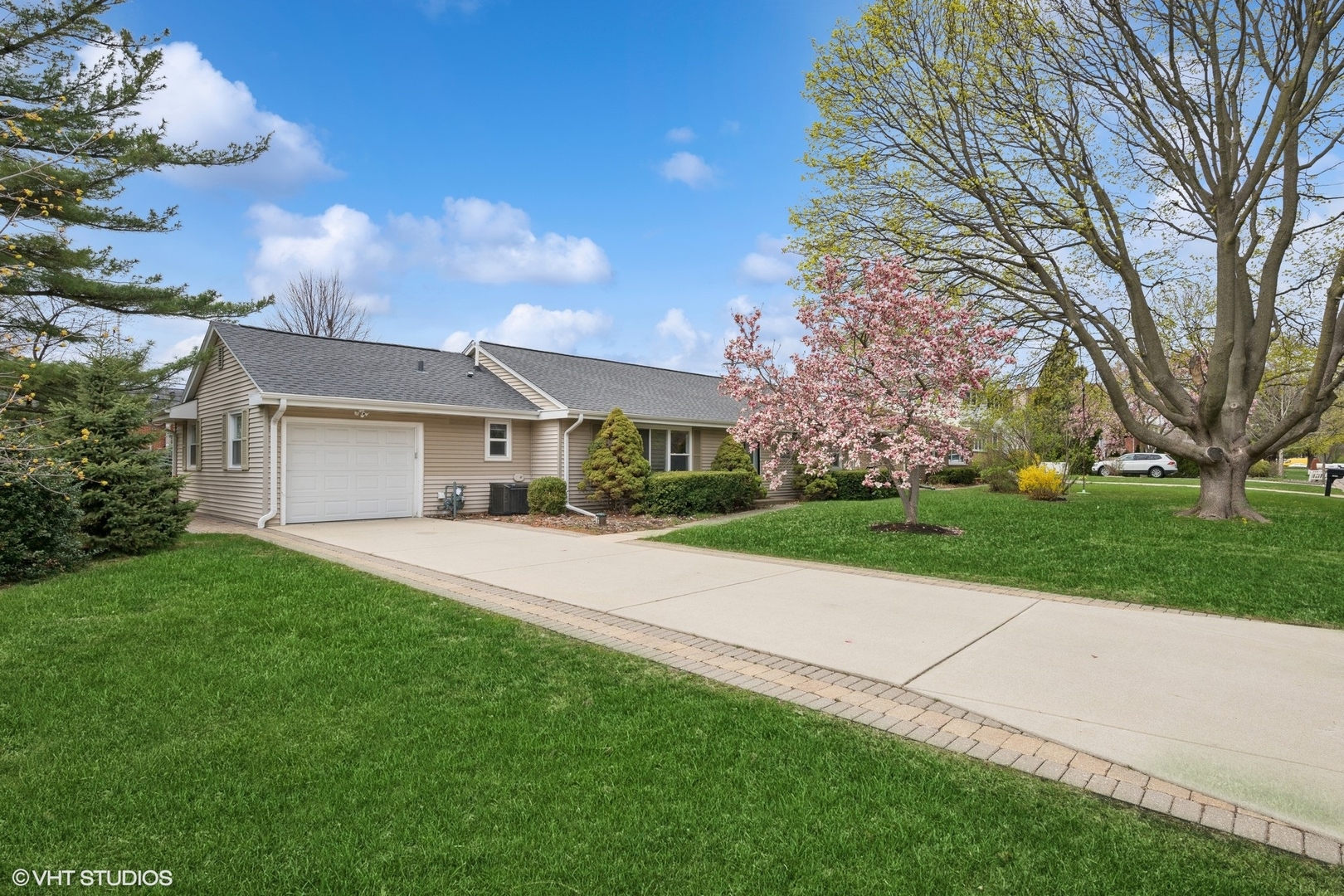 1090 S Pine Avenue, Arlington Heights, IL 60005