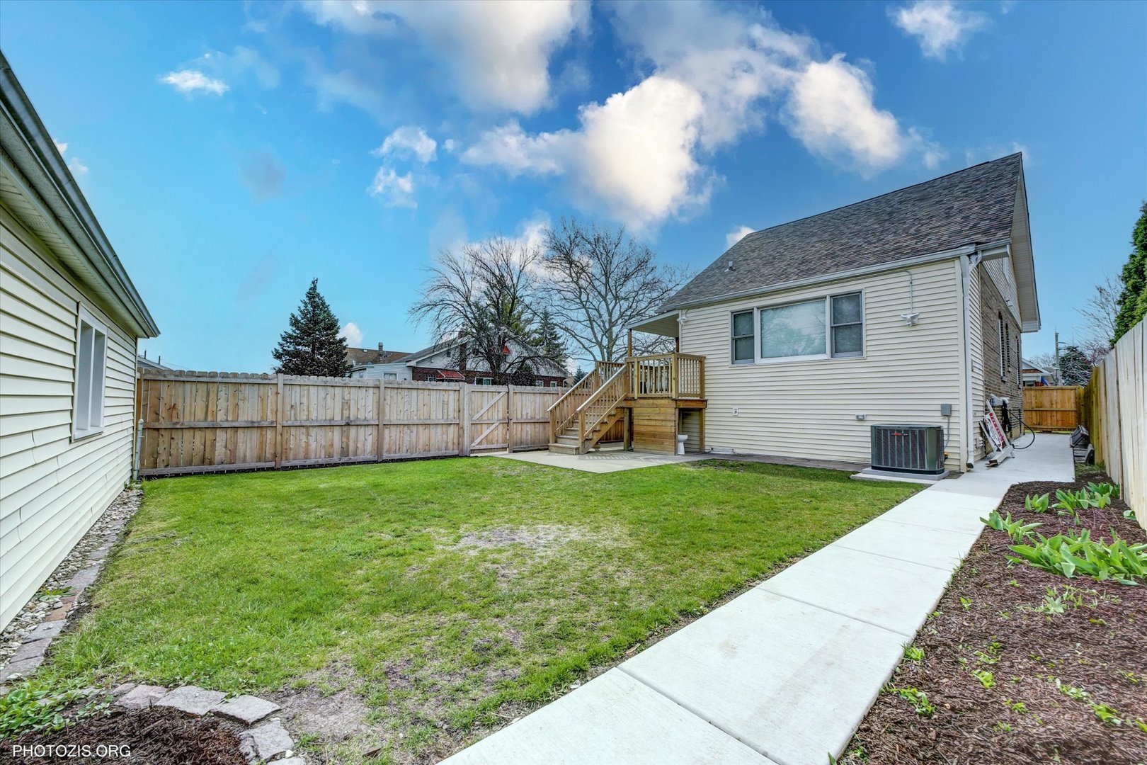 6100 W Byron Street, Chicago, IL 60634