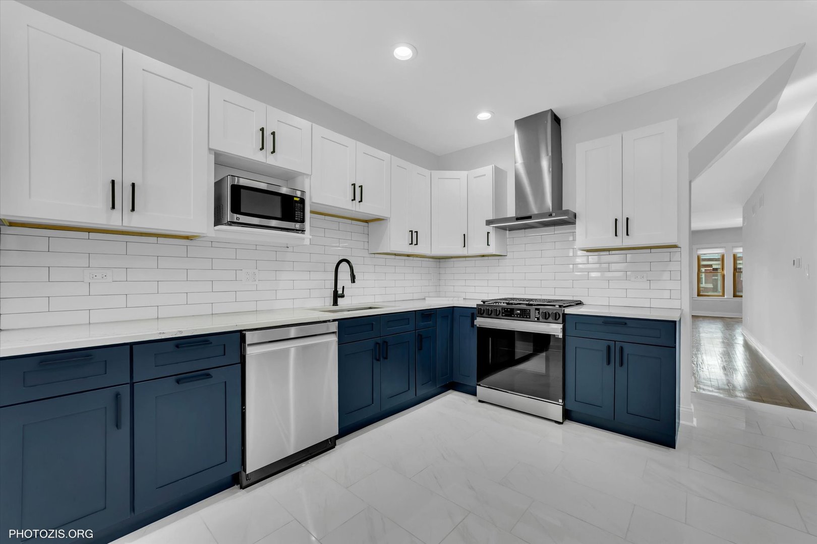 6100 W Byron Street, Chicago, IL 60634
