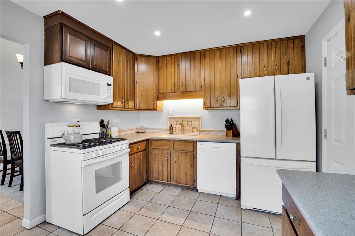 916 Granville Avenue, Mundelein, IL 60060