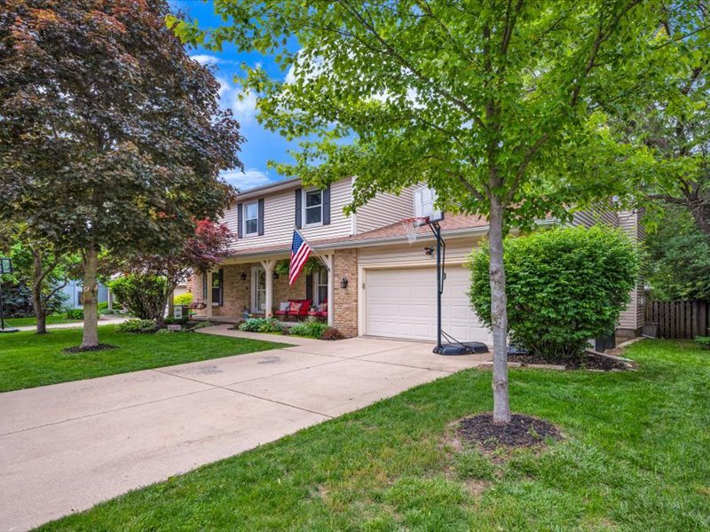 4 Kensington Circle, Bloomington, IL 61704