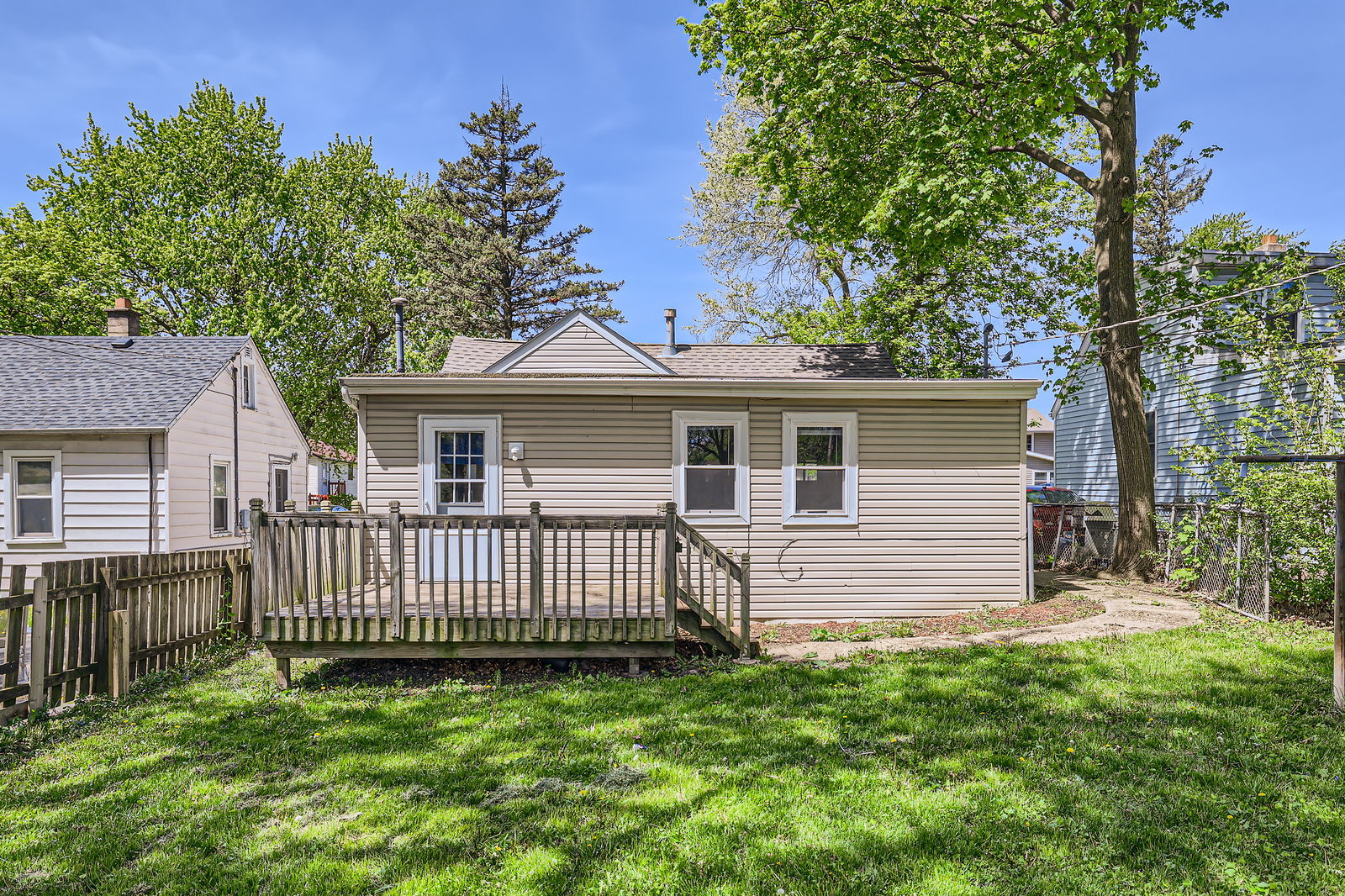 327 Fairlawn Drive, Round Lake Park, IL 60073
