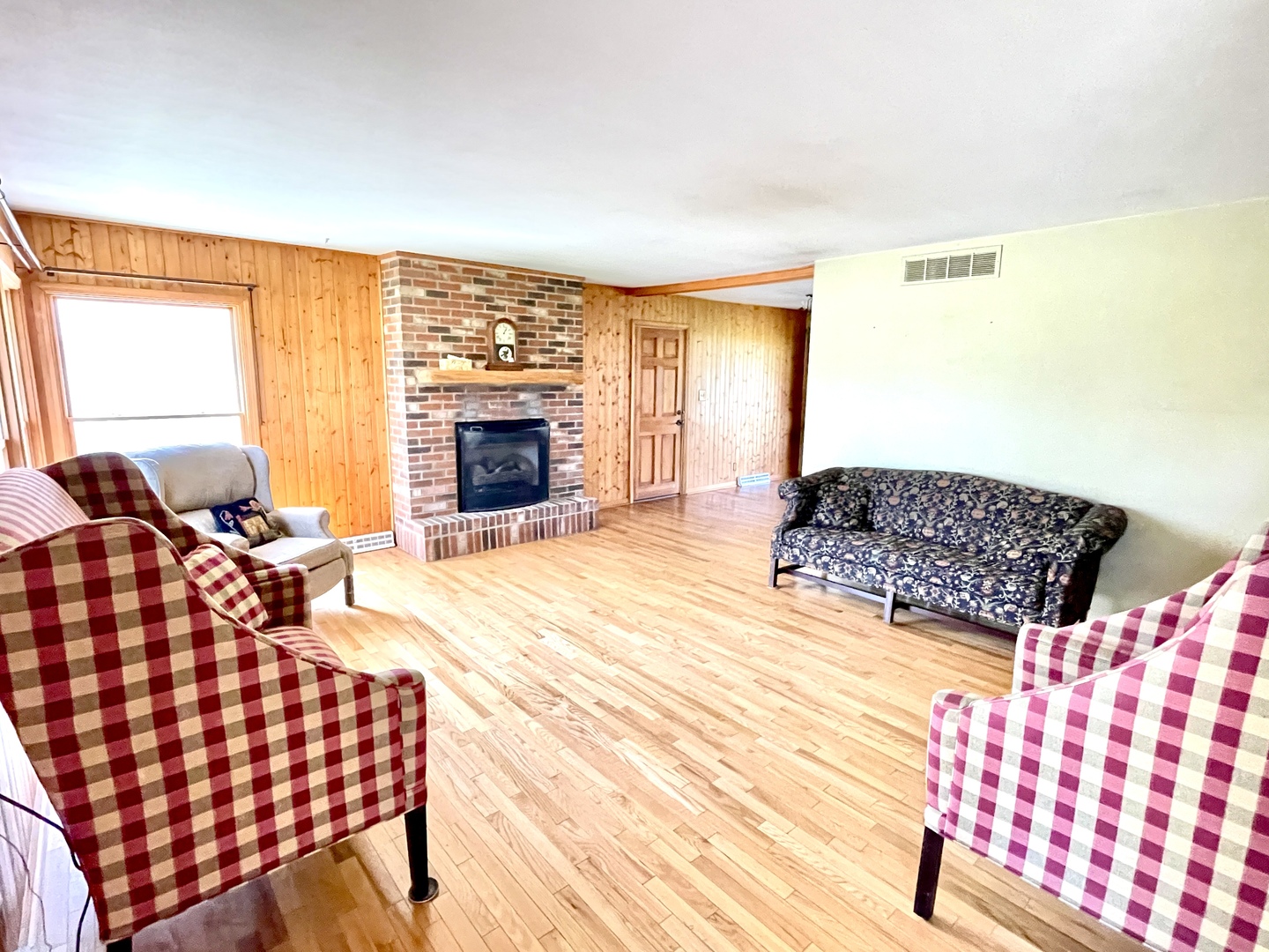 103 April Lane, North Aurora, IL 60542